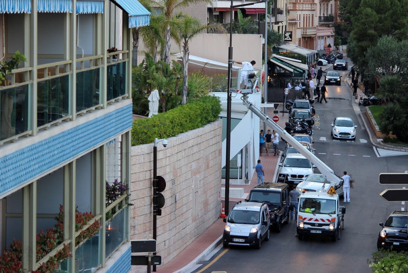 Walking around Monte Carlo