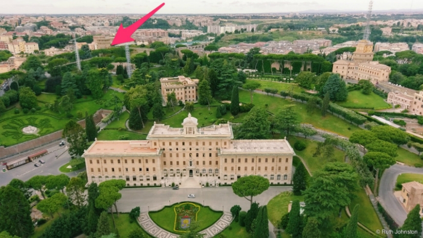 Walking around the Vatican: what lies behind the walls of a separate state in the center of Rome