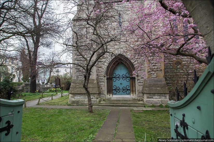 Walking in London in spring