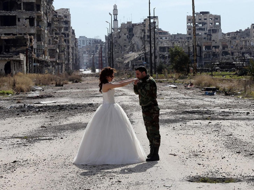 War and peace: a Syrian couple staged a wedding photo shoot in the ruins of Homs