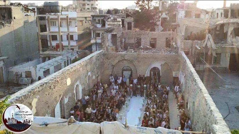 War and peace: a Syrian couple staged a wedding photo shoot in the ruins of Homs