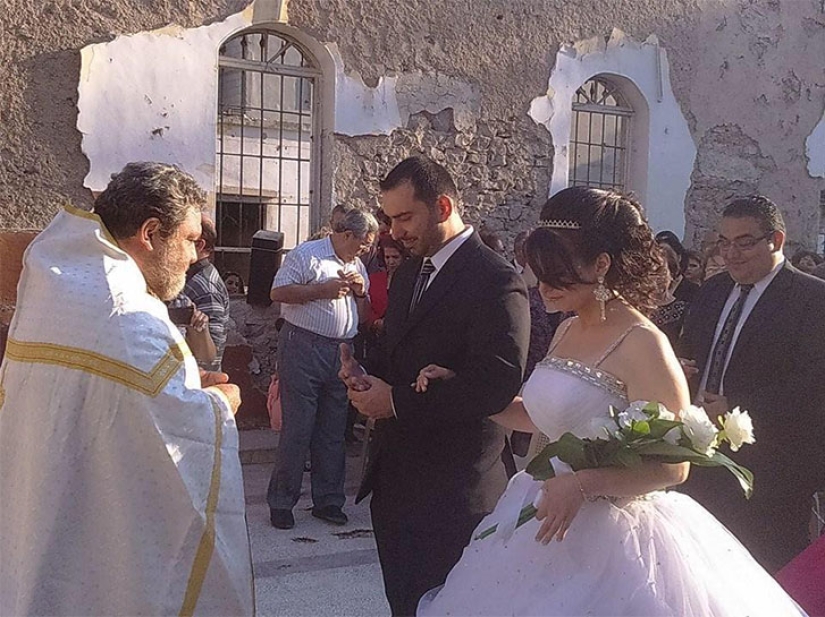 War and peace: a Syrian couple staged a wedding photo shoot in the ruins of Homs