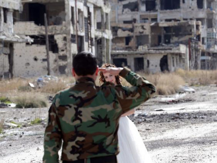 War and peace: a Syrian couple staged a wedding photo shoot in the ruins of Homs