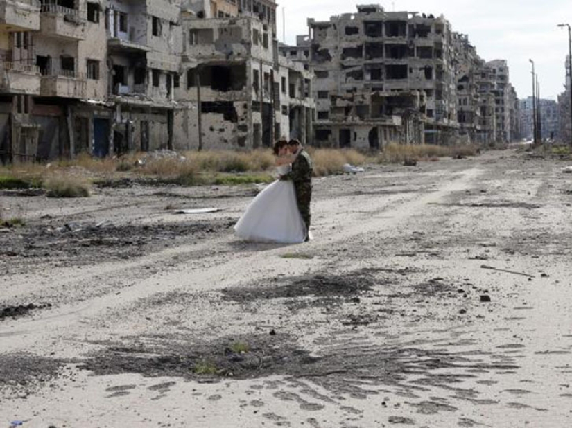 War and peace: a Syrian couple staged a wedding photo shoot in the ruins of Homs