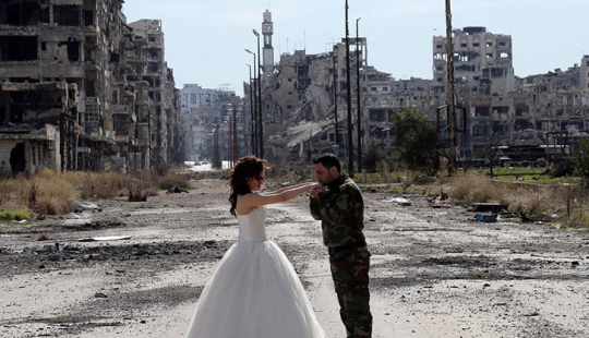 War and peace: a Syrian couple staged a wedding photo shoot in the ruins of Homs