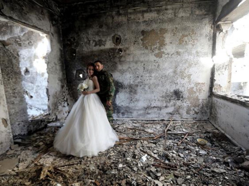 War and peace: a Syrian couple staged a wedding photo shoot in the ruins of Homs