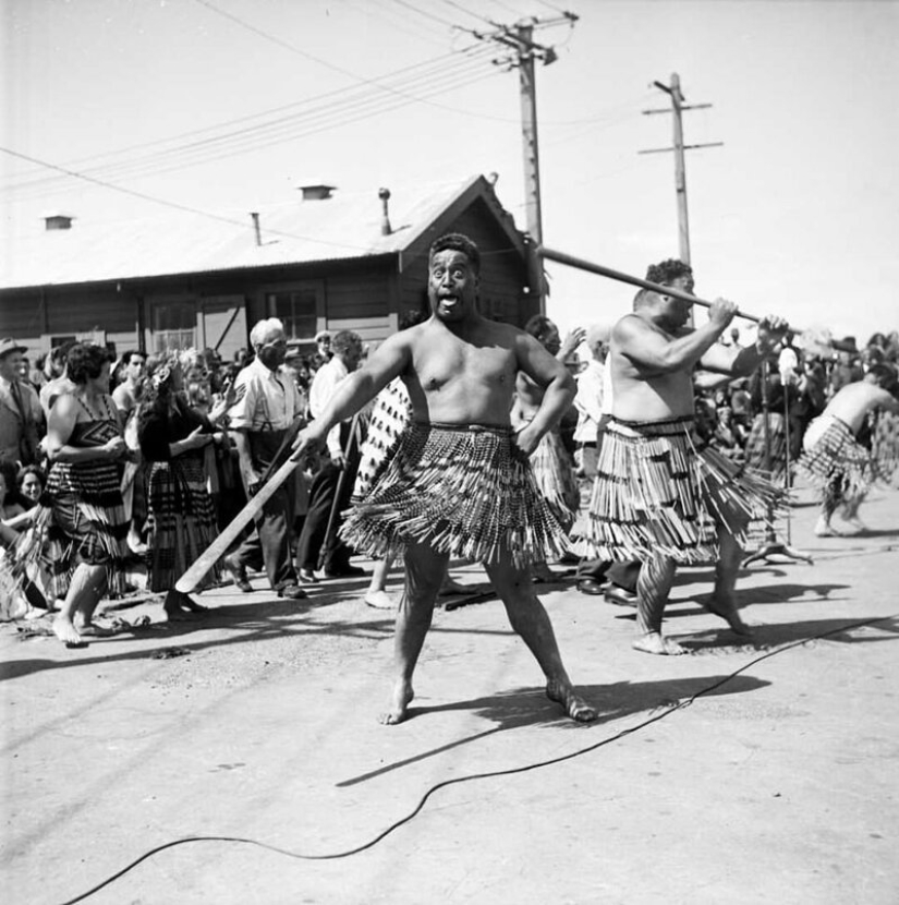 War dance of the NZ Maori battalion in the desert
