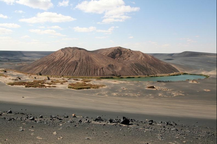 Wau an Namus - an oasis in a volcanic crater