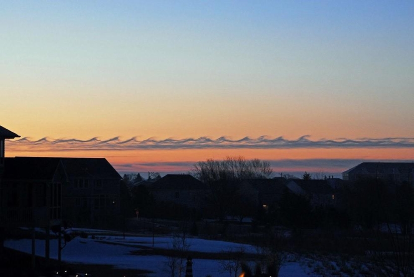 Wave-like Kelvin-Helmholtz clouds