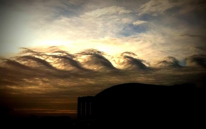 Wave-like Kelvin-Helmholtz clouds