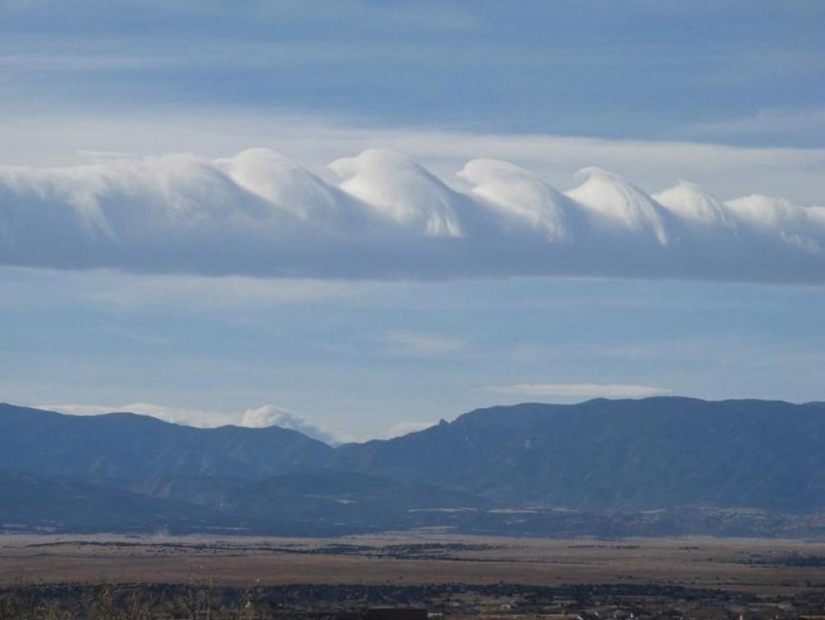 Wave-like Kelvin-Helmholtz clouds