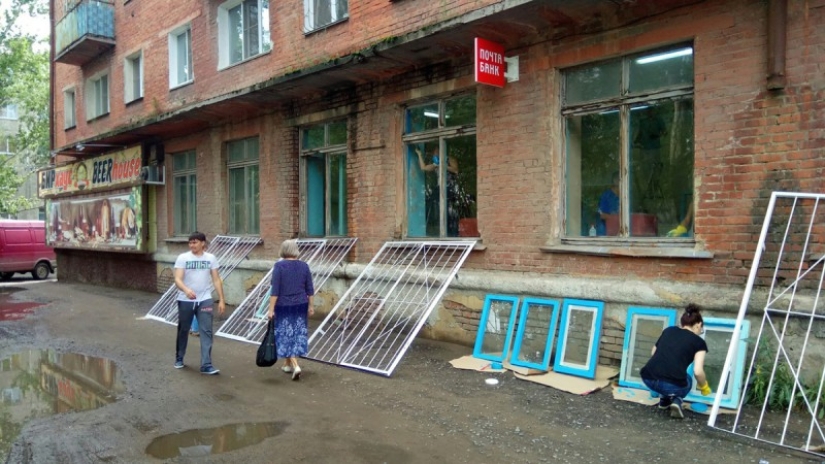Well done, Internet! Social networks ridiculed the Omsk post office, and it was repaired in a flash