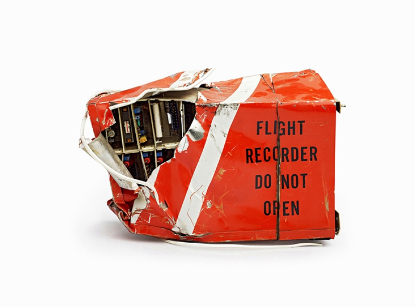 What do black boxes look like? Pictolic