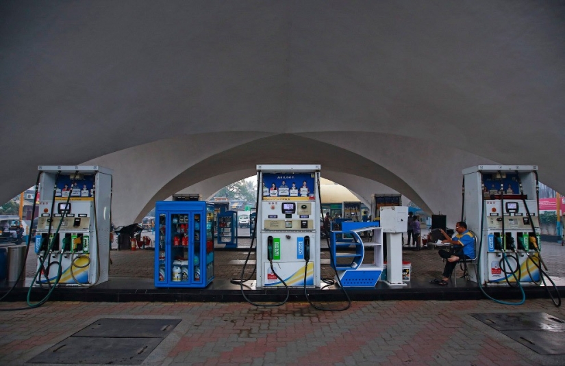 What do gas stations look like in different countries of the world