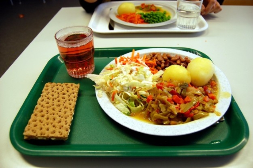 What do school lunches look like in different countries of the world