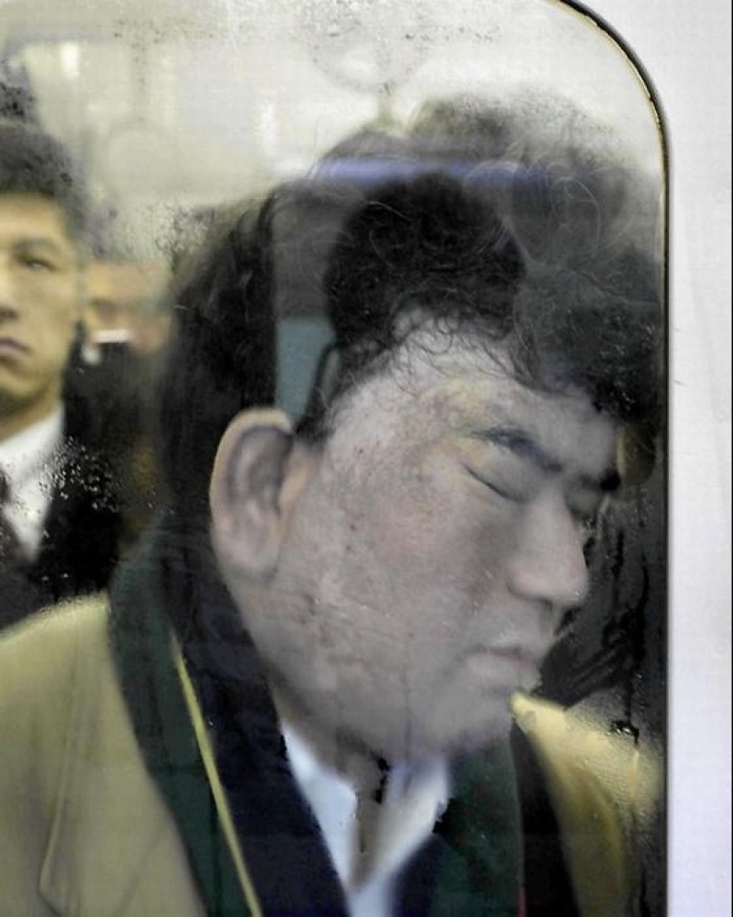 What does a normal crush in the Tokyo subway look like