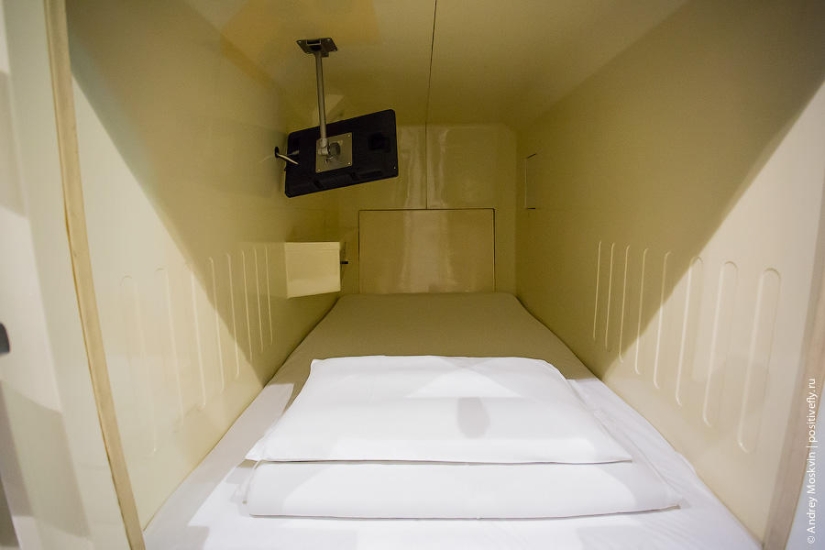 What is it like staying overnight in a Japanese capsule hotel?