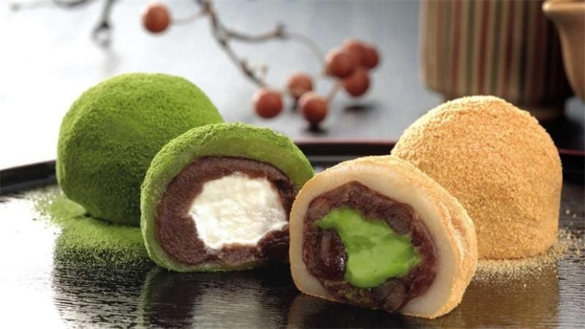 What is the famous Japanese dessert Mochi and is it possible to cook it yourself?