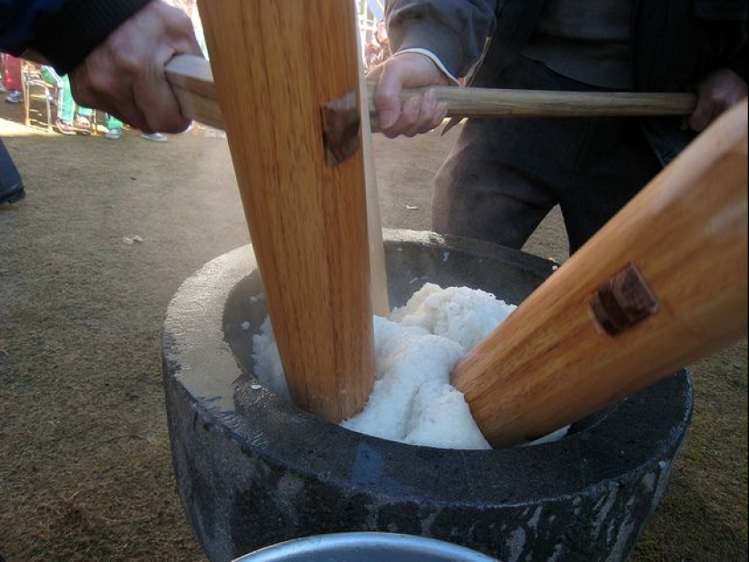 What is the famous Japanese dessert Mochi and is it possible to cook it yourself?