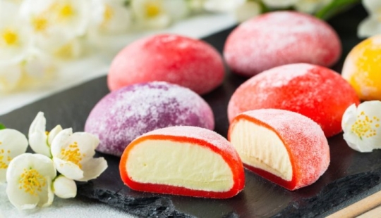 What is the famous Japanese dessert Mochi and is it possible to cook it yourself?