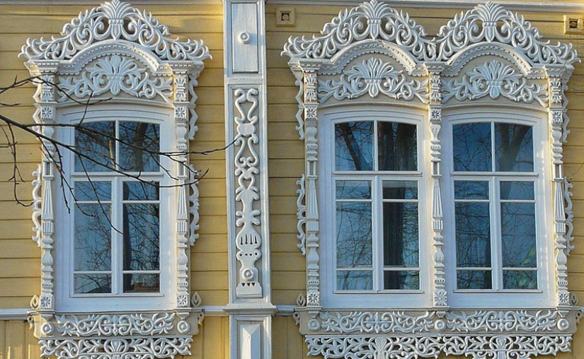 What the window frames of Russian houses tell about: symbolism in wooden architecture