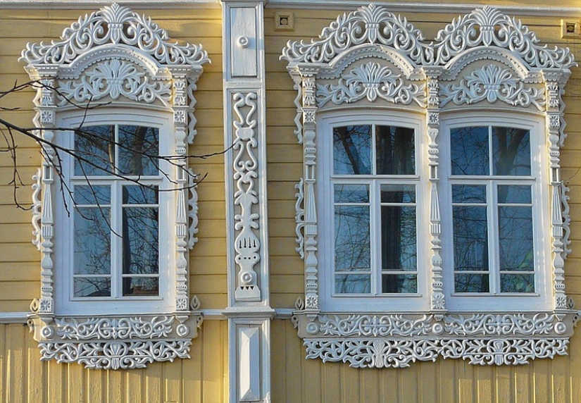 What the window frames of Russian houses tell about: symbolism in wooden architecture