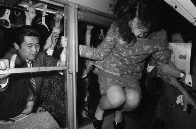 What Tokyo Subway Passengers Have to Endure During Rush Hour