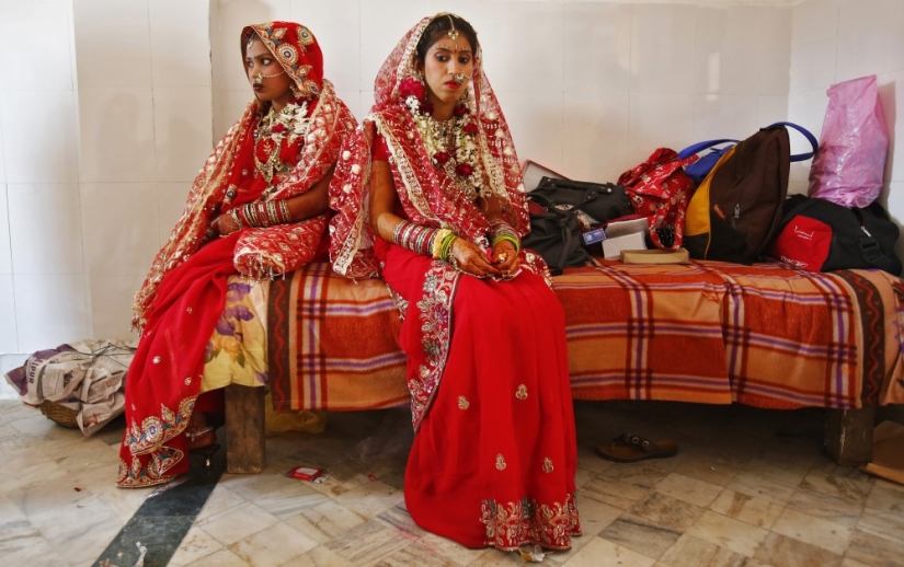 What wedding dresses are worn by girls around the world