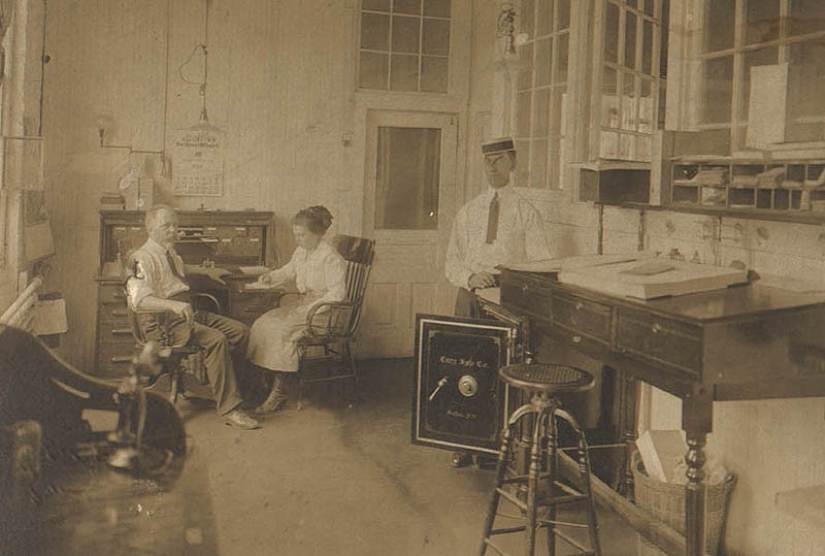 What were the offices like a hundred years ago