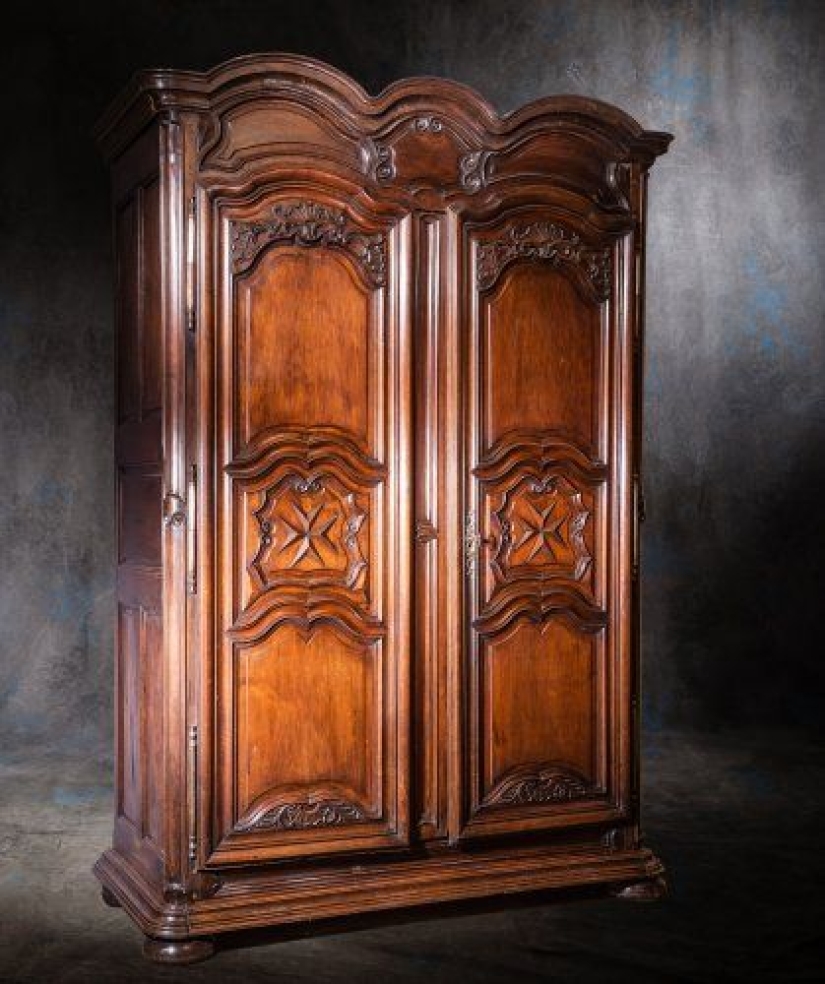 What will happen if the armoire is propped up with a jardiniere. How, you don't know what it is yet?