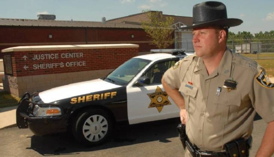 Who are American sheriffs and why do they not belong to the police