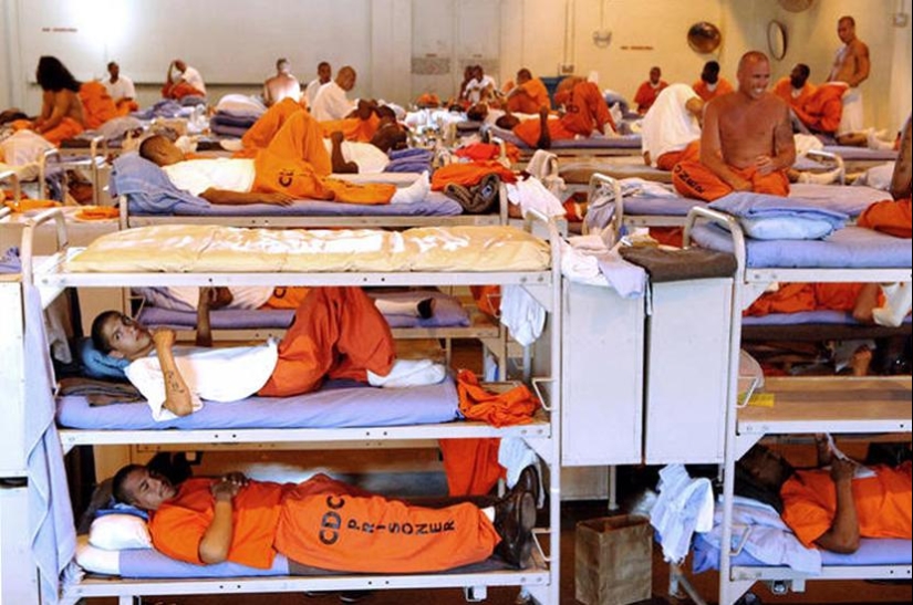 Why are prisoners in the US dressed in orange robes?
