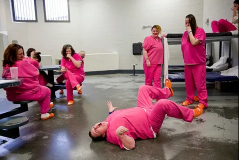 Why are prisoners in the US dressed in orange robes?
