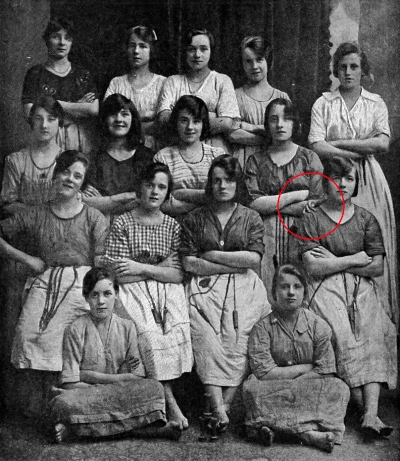 Why did this black-and-white photo from a century ago scare netizens so much