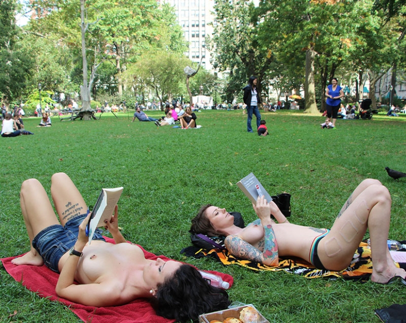 Why do New York girls read topless books in front of passers-by?