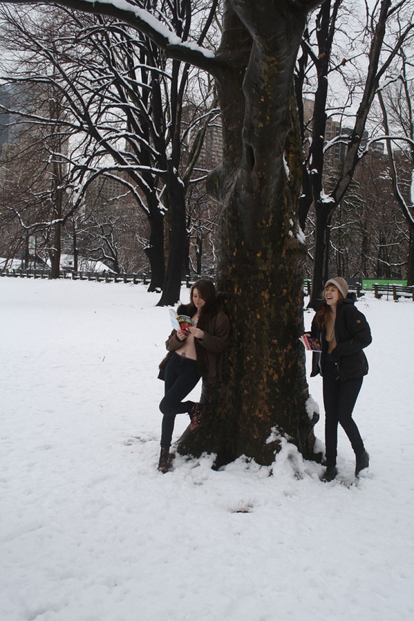 Why do New York girls read topless books in front of passers-by?