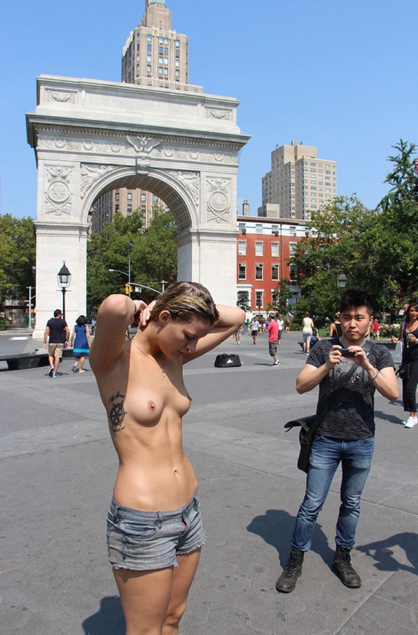 Why do New York girls read topless books in front of passers-by?