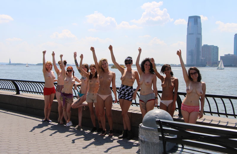 Why do New York girls read topless books in front of passers-by?