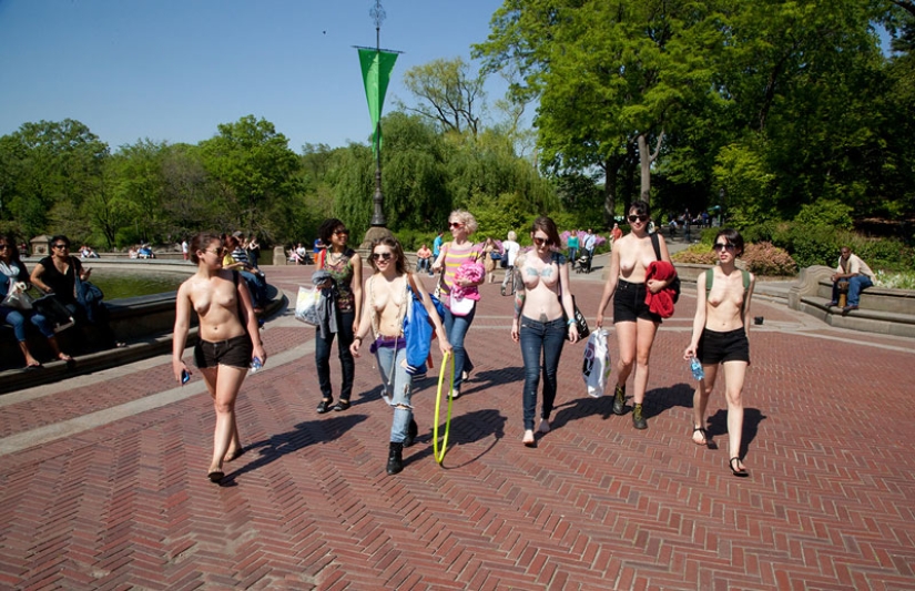 Why do New York girls read topless books in front of passers-by?