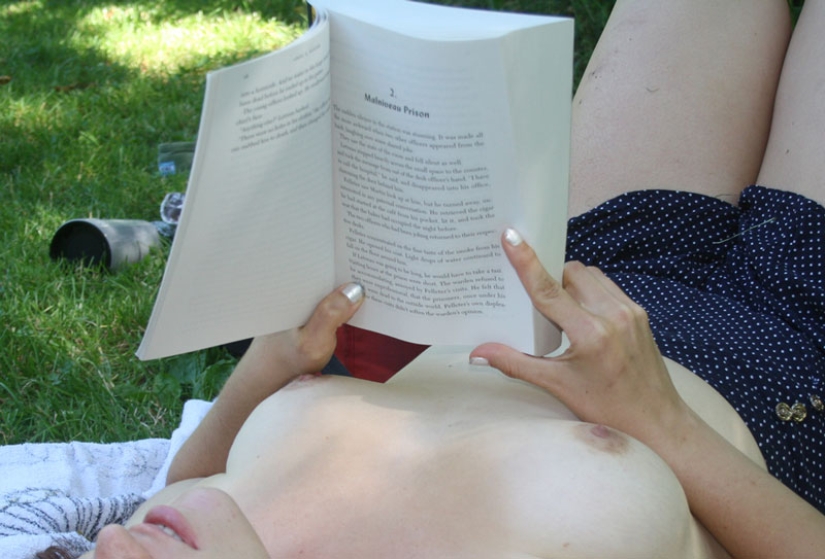 Why do New York girls read topless books in front of passers-by?