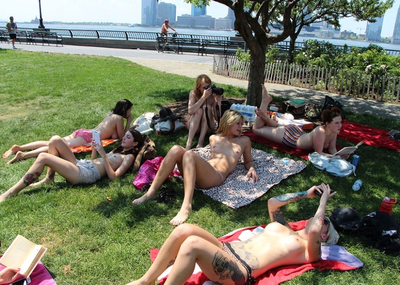 Why do New York girls read topless books in front of passers-by?