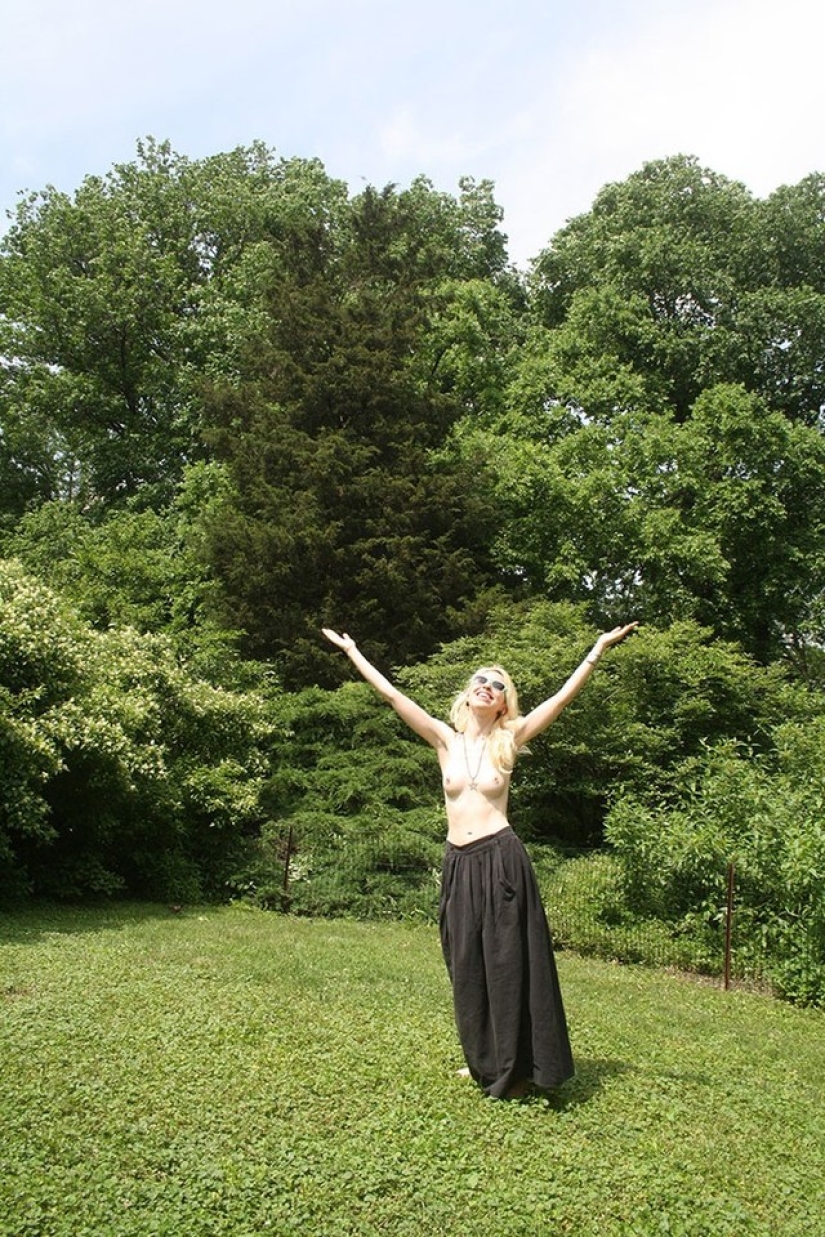 Why do New York girls read topless books in front of passers-by?