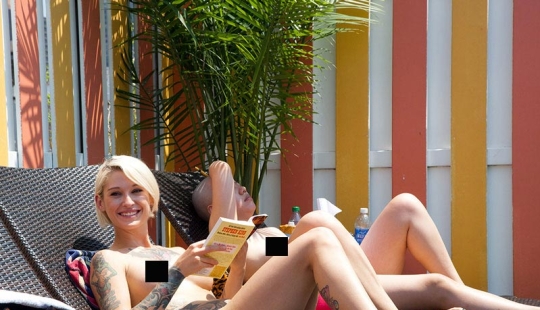 Why do New York girls read topless books in front of passers-by?