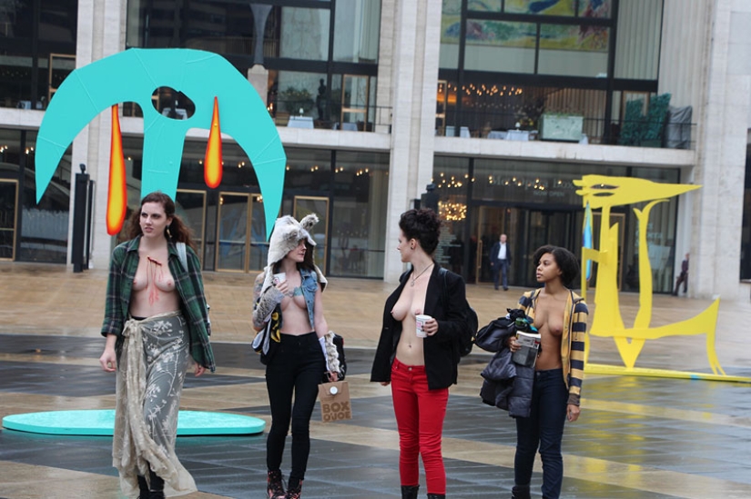 Why do New York girls read topless books in front of passers-by?