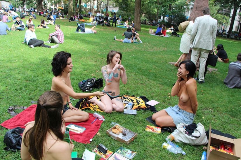 Why do New York girls read topless books in front of passers-by?