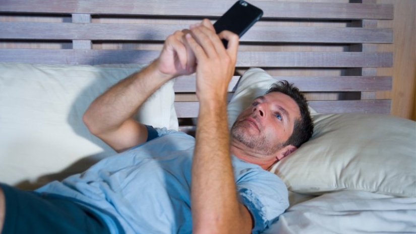 Why it is harmful to stick to the phone after waking up and how to overcome this habit