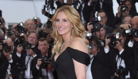 Why People magazine recognized Julia Roberts as the most beautiful woman in the world for the fifth time