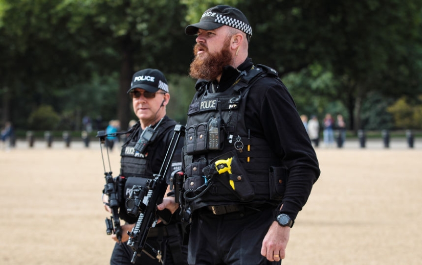 Why police officers in the UK don't carry guns