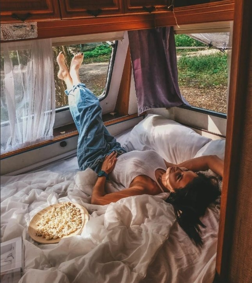 "With such fellow travelers anywhere" - 6 photos of beauties traveling in a motorhome.