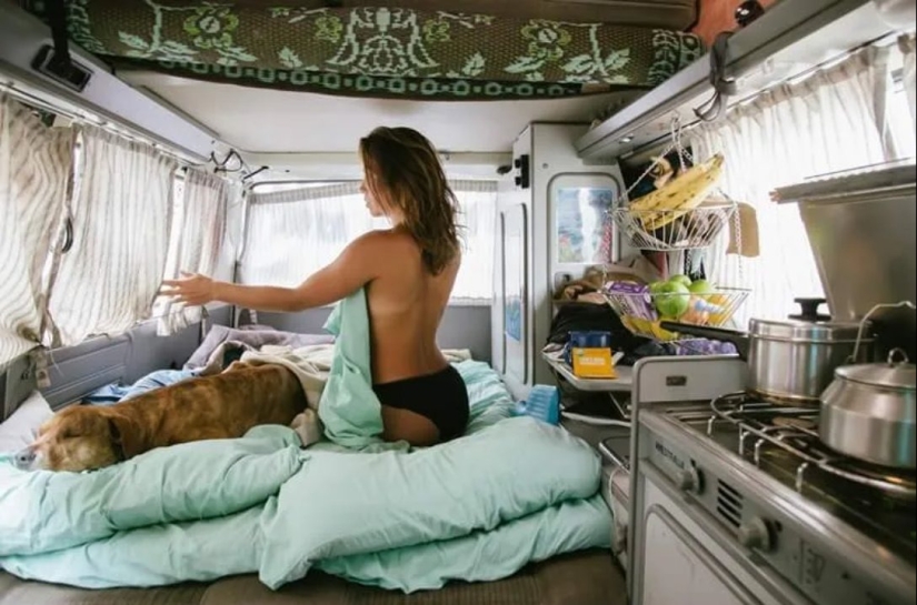 "With such fellow travelers anywhere" - 6 photos of beauties traveling in a motorhome.